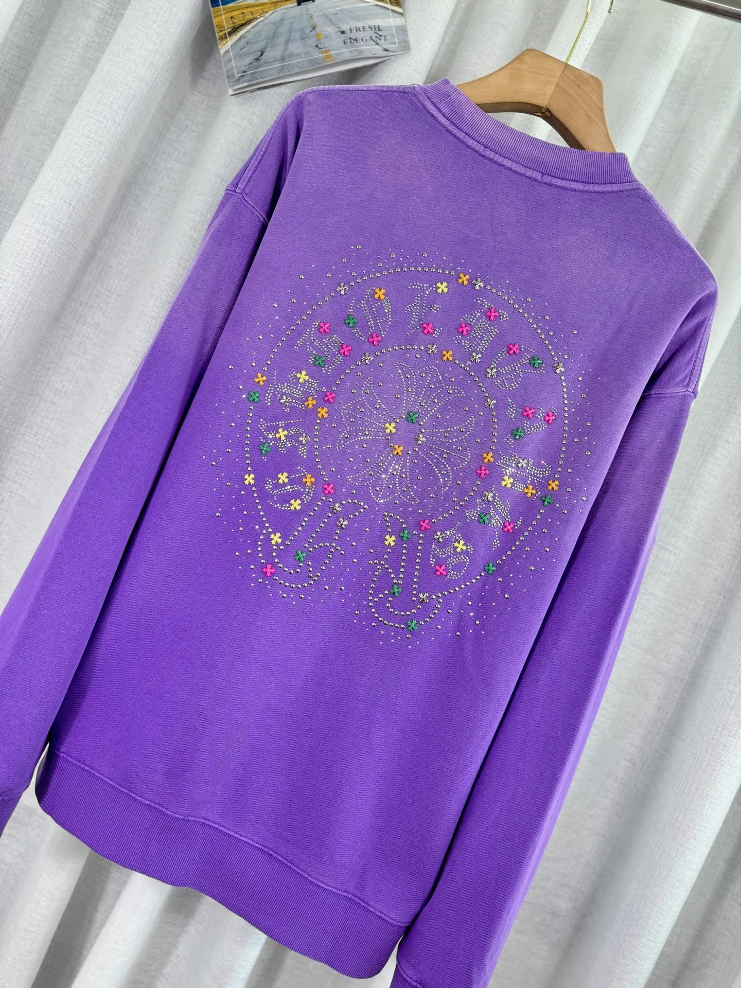 P290 top version, real shot without P, ​​different from market currency) 𝗖𝗵𝗿𝗼𝗺𝗲 𝗛𝗲𝗮𝗿𝘁𝘀/Croxin 2025 Autumn and Winter New Original Single Counter American 3D Rivets and Stickers Couple Casual Sweater 👑The highest version! Customized fabric 430g tripe terry fabric! American-style pickled and distressed original fabric, laser-burned flowers, rivets and diamonds, exquisite embroidery of letters! The best-selling model in the counter, very comfortable to wear. Accessories: original molded and authenticated collar label➕100% silk wash label. Genuine purchase-grade original hangtag➕matching hanging rope➕3D hanging beads➕original packaging bag. Craftsmanship: The original version has consistent wiring! The highest version of the armhole matching technique! Color: Pink Black Green Purple Size: S M L XL Style Number: 25-375